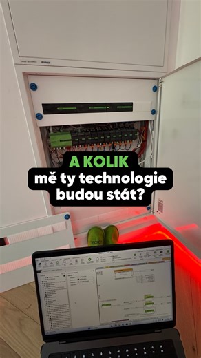 Intelio Smart Home on Instagram: "Většina lidí při stavbě domu začne úplně špatnou otázkou. „Kolik mě budou stát technologie do novostavby?“ A právě tady začíná problém. Cena je důležitá, to nepopíráme. Ale pokud je to první a hlavní kritérium, skoro vždy to skončí špatně. 😬 Správná otázka na začátku totiž zní úplně jinak: Budou spolu technologie opravdu komunikovat? Nebude si každá jet po svém? Bude ten dům fungovat jako celek, nebo jen jako soubor krabiček? Další otázky, které dávají mnohem v