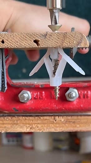 Easy tips and tricks for using plastic sponges. #Amazing #mindsetmatters #viral #lifehacks | Bolt & Blade