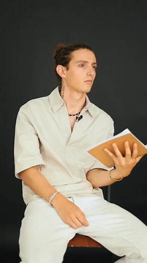 62K views · 12K reactions | On croit qu’on s’habitue, qu’avec le temps ça ira mieux. Mais parfois, c’est juste qu’on s’éteint doucement sans s’en rendre compte. Y’a rien à comprendre, rien à prouver. Juste ce moment où on se rend compte que rester fatigue plus que partir. Si t’aimes te perdre un peu dans ce genre de mots, y’en a d’autres dans mon livre — lien en bio. #poesie #ecriture #mots #presence #absence #plume #instapoet | Maximebaul | Facebook