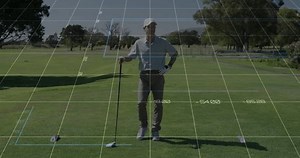 игрок в гольф поднимает водителя вертикально: стоковое видео (без лицензионных платежей), 3911005855 | Shutterstock