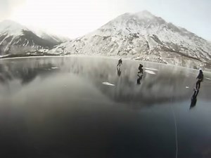 Du hockey sur une patinoire géante