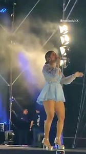 A drone hits singer in the face during a concert | Fabulous