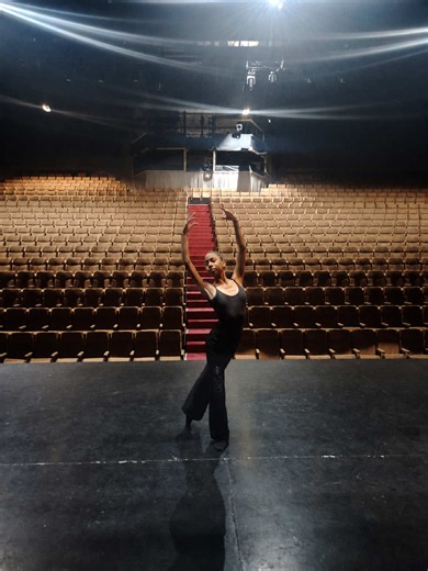 Una semana llena de crecimiento, aprendizaje y experiencias inolvidables para nuestra alumna Rafaella García ✨ Nos llena de orgullo verla aprovechar cada oportunidad, compartiendo con grandes maestros y destacando entre talentosos bailarines durante esta maravillosa experiencia ✨ Agradecemos también a su familia por el apoyo constante y a nuestras maestras por acompañarla en cada paso de su formación artística 🤍 ¡Seguimos creciendo y soñando en grande juntos! #CADIS #Ballet #Danza #FormaciónArt