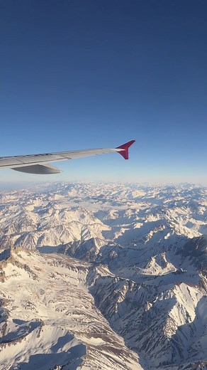 La Majestuosa Cordillera de los Andes desde un Avión