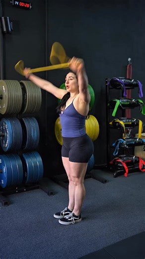 Wellness Athlet | Physio | Coach on Instagram: "Die Schulter ist eines der beweglichsten Gelenke im menschlichen Körper und dadurch auch besonders anfällig für Verletzungen. 🙏 Da der große Oberarmkopf in einer relativ flachen Gelenkpfanne liegt, ist sie stark auf das Zusammenspiel der Muskulatur angewiesen. 🔁 Besonders wichtig sind dabei der Trapezmuskel, die Schulterblattmuskulatur und die Rotatorenmanschette, die den Oberarmkopf stabil in der Gelenkpfanne führen. Ein gezieltes 