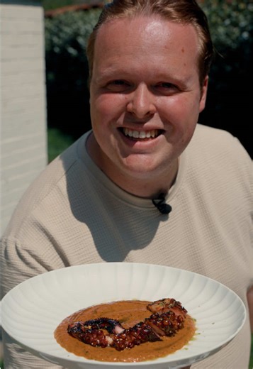 Pulpo met smokey paprikasalsa van @timonmichiels! Dit deelgerecht is de zomer op zijn best. Het is een van zijn favoriete vakantiegerechten: gegrilde octopus met een rokerige salsa van puntpaprika, Padrón-pepertjes en tomaat. Alles gaat op de barbecue, dan voeg je enkel een likje chiliolie, wat grof zout en limoenzeste toe… en het is klaar. Simpel, pikant en zo lekker. Ingrediënten voor 4 personen 1 tentakel pulpo, voorgekookt 2 puntpaprika 1 handvol pimientos de Padrón 200 g kerstomaten chiliol