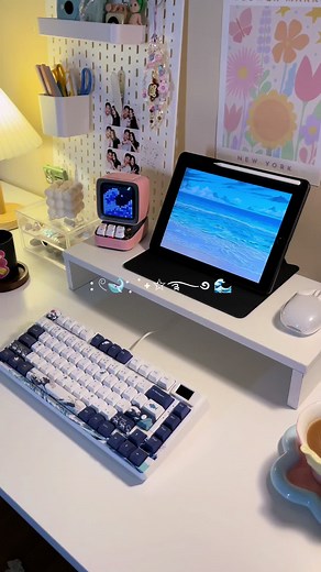 look at this ⋆｡˚🪼🫧˚｡⋆ this keyboard reminds me of my favorite anime series, One Piece! This is the XVX S-K80 keyboard. features: - The Kanagawa theme design - Customizable multi-function display, you can always change the GIFs on the screen via our software - Support hot-swap function to easily change switches - Gasket mounting style for better typing feel thank you @womier_keyboard 🫶🏼 #keyboard #mechanical #mechkeebs #womier #xvxsk80 #cozyreels #cozyunboxing