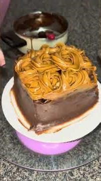 Bolo de presente para amiga #bolosdecorados #bolodechocolate #bolodebrigadeiro