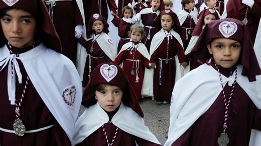 Los cofrades consagran tiempo y dinero para que todo esté a punto en Semana Santa