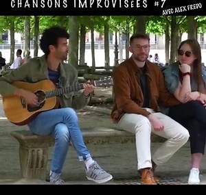 Chansons imporvisées à des gens assis sur un banc public | Alex Fredo