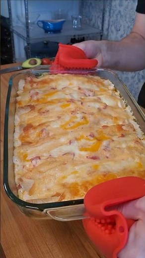 Stop Making Dry Enchiladas 😩#ChickenEnchiladas #CheeseSauce #MexicanFood #ComfortFood
