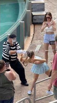 The funniest moments of the day 😂😬 Tom mime Seaworld #seaworldmime #tomthemime #funny #shorts