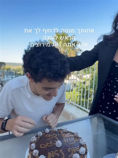 עוגת יום הולדת במתיחת נהג מירוצים