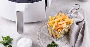 Nems, nuggets, frites, potatoes… Combien de temps cuire des aliments surgelés au Air Fryer ? Le guide des cuissons