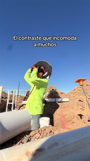 ¿Construcción o vestido azul? Tú decides. #fyp #az #work #lgbt | el contraste que incomoda