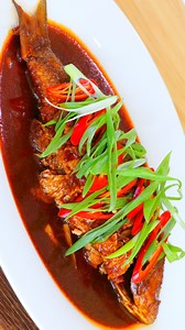 Chinese Braised Fish Recipe Everyone Will LOVE! 📝Full Video Printable Recipe: https://cicili.tv/chinese-braised-fish-recipe/ Serves: 4 Prep time: 15 minutes Cook time: 10 minutes For the fish: 2 pounds whole white bass, or substitute with other types 8 slices ginger 2 stalks scallions 2 tablespoons rice wine Pinch of salt 1 tablespoon cornstarch 5 tablespoons cooking oil For the sauce: 1 tablespoon soy sauce 1 tablespoon dark soy sauce 1 tablespoon Chinkiang vinegar 1 tablespoon sugar Pinch of 