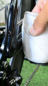 Heel rubbing the frame? Fix it now. This is a basic fix only. For best results, consult a professional bike fitter. แก้ไขปัญหาส้นรองเท้าถูเฟรม ด้วยตัวเองแบบเบื้องต้น ถ้าต้องการผลลัพธ์ที่ perfect แนะนำให้ไปทำกับฟิตเตอร์ผู้ชำนาญครับ 👍 #bikeservice #bikemaintenance #cycling #roadbike #diy | Tor Nueangjamnong