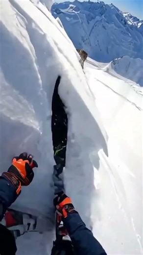 Close call Snow Leopard JUMP SCARE! 🐆 Literally the craziest moment of my life.