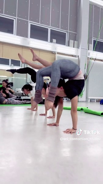 名古屋ぐにゃぐにゃ軟体部！ #contortion #contortionist #コントーション #超柔軟 #コントーションスタジオ #パフォーマンス #アーティスト #ストレッチ #名古屋 #nagoya #習い事 #サーカス #flexibility #キッズ #柔軟 #軟体部 @ERi