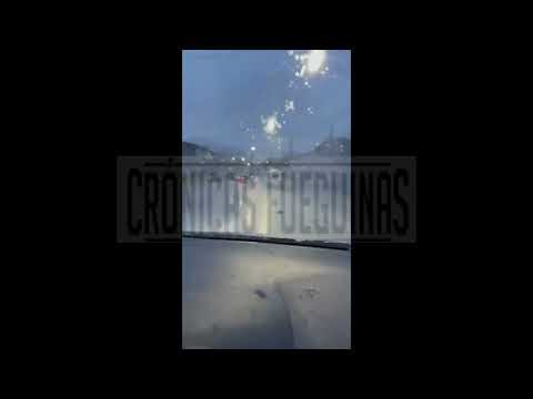 AUTO EN LLAMAS EN PLENO TRÁNSITO EN USHUAIA: CIRCULÓ PRENDIDO FUEGO VARIAS CUADRAS