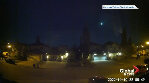 Just after 10 p.m. MST Monday, some Edmontonians reported seeing a possible meteor shoot across the night sky. READ MORE: https://globalnews.ca/news/9190591/edmonton-fireball-meteroite/ | Global Edmonton