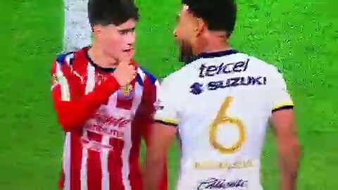 Armando la hormiga González vs Silva defensa de pumas se hacen de palabras tras el gol de los universitarios.