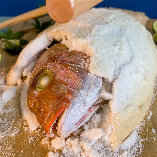 一番簡単で一番おいしい魚の焼き方はこれだと思う。 / Salt-Crusted Sea Bream レシピはこちら！ https://www.buzzfeed.com/jp/mayukhbanerji/salt-crusted-sea-bream | Tasty Japan