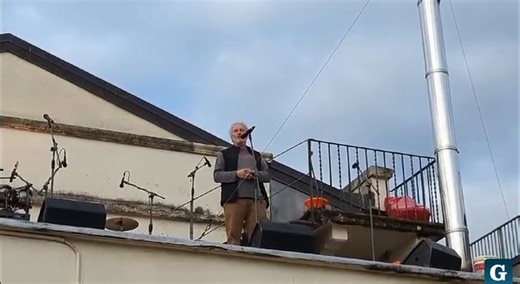 Mario Brunello e i Los Massadores sul tetto della Casa del Fascio per far ripartire Antiruggine: «La demoliremo con la musica»