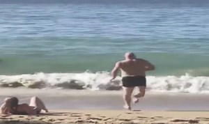 Man crashes into sea in hilarious beach run fail