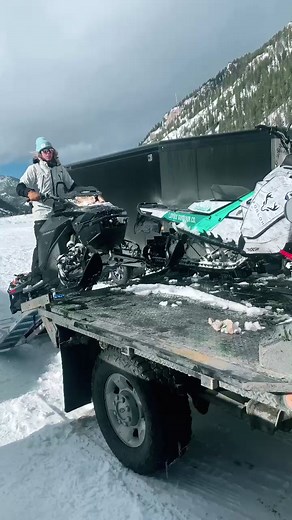 How to Load Snowmobiles into Your Truck Efficiently