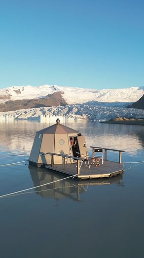 The ultimate overnight experience in Iceland! ✨⛺✨ Are you brave enough to sleep on a glacier lagoon? 💤 Fjallsárlón Glacier Lagoon is located a 15-minute drive from the famous Jökulsárlón Glacier Lagoon 📍 We'll be posting a video with more information about this incredible experience soon. Stay tuned! 😁🫶 Book it on guidetoiceland.is 🎟️ | Guide to Iceland