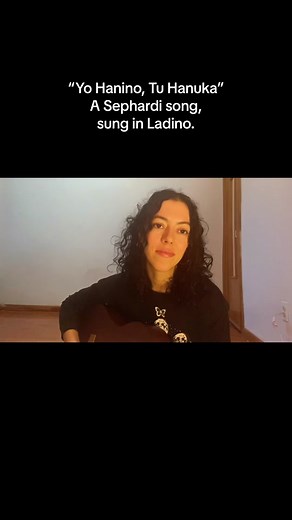 This is a traditional Ladino song! Ladino is the language of Sephardi Jews, and the langauge and culture developed in the Ottoman empire (North Africa, the Balkans, and the Near East) over hundreds of years following the Jewish expulsion from Spain & Portugal! In this song a man asks a woman to marry him, but she says her father wont pay the expensive dowery! #sephardic #jewish #sephardicjew #ladino #djudio #judezmo #folksong #folksinger #songwriter #sephardi #jewishculture #judeospanish #singer
