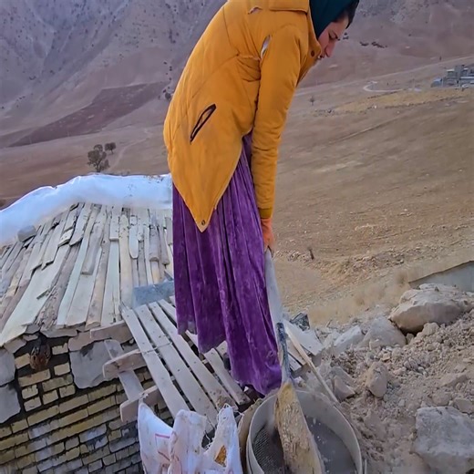 32K views · 1.1K reactions | A nomadic woman uses natural materials to insulate her home, carefully thatching the roof | Loving | Facebook