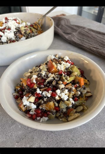 Lauwarmer Salat mit Sonnenweizen, Linsen, Lauch und Kürbis Schnell abspeichern und mir folgen, wenn du Salate, wie diesen liebst. 🌱 Dieser Salat enthält alles, was du für eine ausgewogene Mahlzeit benötigst: Viele Ballaststoffe, Proteine und wärmendes Gemüse - für mich sind warme Salate viel bekömmlicher als Rohkostsalate - Probiere es mal aus! Du benötigst für 2-3 Personen: - 150 g Belugalinsen (ungekocht) - ⁠2 Stangen Lauch - ⁠kleiner Hokkaido - ⁠2 TL Thymian - ⁠1 EL Olivenöl - ⁠Salz, Pfeffer