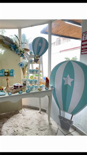 Decoración y mesa de dulces baby shower Oso, luna y globos aerostáticos