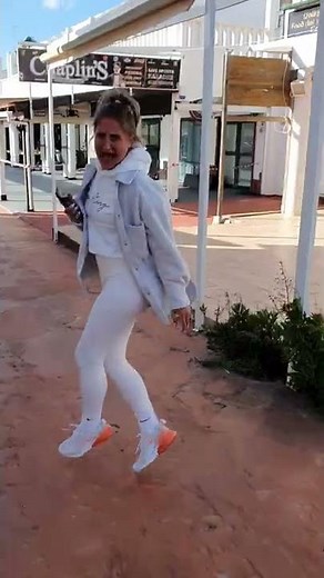 Scaring girlfriend prank on holiday / peed herself / funny