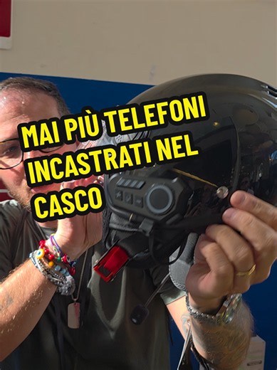 Mai più telefoni incastrati nel casco: soluzione semplice e veloce