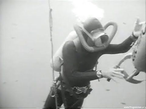 Sneaky frogwoman in rubber tries to beat Mike Nelson in an underwater race [Sea Hunt classics]
