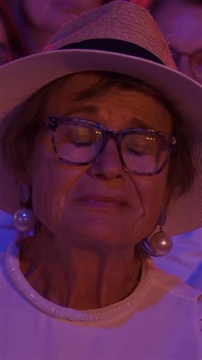 The most beautiful song you’ll hear today in Andre Rieu show: Across The Stars by Michel Tirabosco! 🌺🌹✨ Born in Geneva with very short arms and no hands, Michel’s father gave him a panflute for his 7th birthday. He practiced all day and decided: “I’m going to be a panflute player!” 🎵🎹🌸 | Classical Art