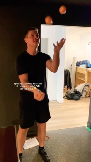 Multitasking level: elite 🍊#fitnessinstructor #spinclass #indoorcycling #instructortraining #party
