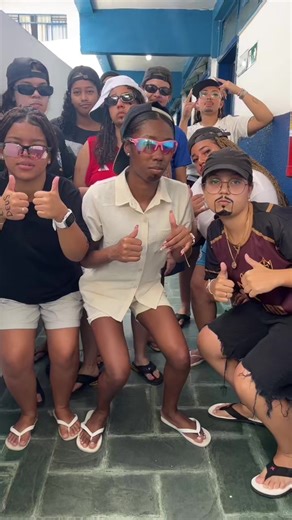 Vai, faz a fila e vem uma de cada vez..🙅🏽‍♀️ essas “divas” nunca estiveram tão lindas(e desejadas)na escola!!✨ #terceirão26 #trocadegenerotrote #fypシ゚viral #troteterceirão