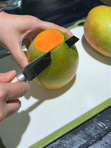 The easiest way to peel a mango without losing juice! 🥭✨