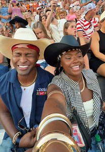 Saw our favorites yesterday @Brooks & Dunn Ronnie still sang like this with bronchitis 😳 Terry knee’d a lady in the head on accident 🤣 #brooksanddunn #country #morganwallen #ellalangley #singing