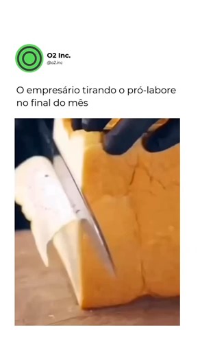 O2 Inc. | Assessoria Financeira que Gera Lucro e Caixa on Instagram: "A famosa cena do empresário pegando o pró-labore no fim do mês 🍞😅 Mas vamos falar sério por um minuto? Pró-labore não é luxo, é remuneração pelo seu trabalho como gestor. Mas a gente sabe: na prática, especialmente no começo ou em momentos de aperto, ele é o primeiro a ser sacrificado. A meta? Construir uma operação que te permita ter um pró-labore fixo. Isso significa trabalhar na saúde financeira do negócio: margens saudáv