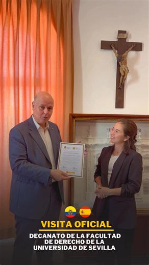 ✨ Hoy vivimos un momento muy especial. Tuvimos la oportunidad de visitar al Decano de la Facultad de Derecho de la Universidad de Sevilla, una de las universidades más importantes y con más historia de España 🇪🇸 — ¡más de 505 años formando grandes juristas! ⚖️ Fue un encuentro lleno de cordialidad, donde entregamos un presente institucional y compartimos ideas para seguir construyendo puentes académicos entre Ecuador y España. 🌍🤝 Nos llevamos una gran experiencia y la motivación de seguir cr