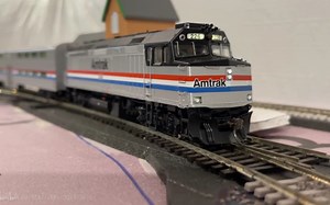 ho比例火车模型视频搬运~周末愉快进行模型跑车的视频~有Amtrak的双层通勤列车（带列尾控制车那种）以及货运列车~铁道鐵道鉄道轨道交通火车迷十六番内燃机车哟~