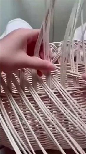 The process of making a basket using a rattan by a craftsman