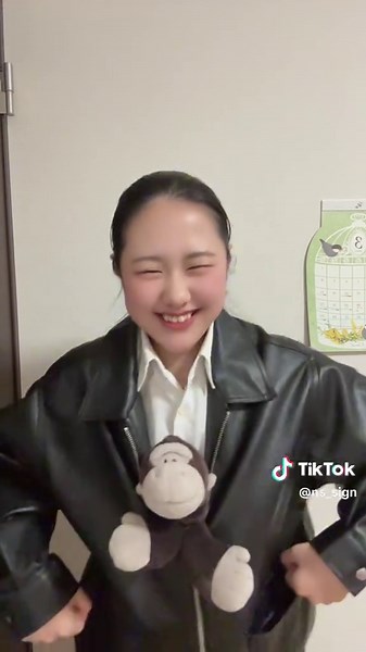 手話を広めたいって伝えなきゃ(ｳｯﾎｳｯﾎｳｯﾎｳｯﾎ)🦍🍌 #ゴリラは可愛いって伝えなきゃ #えっほえっほ #ゴリラ#手話 #手話バージョン