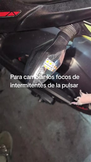 Cómo cambiar los focos intermitentes de la Pulsar 200 NS