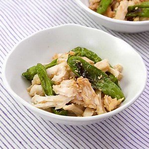 簡単おかず！ サラダチキンと焼きししとうのごま和えのレシピ動画・作り方 | デリッシュキッチン